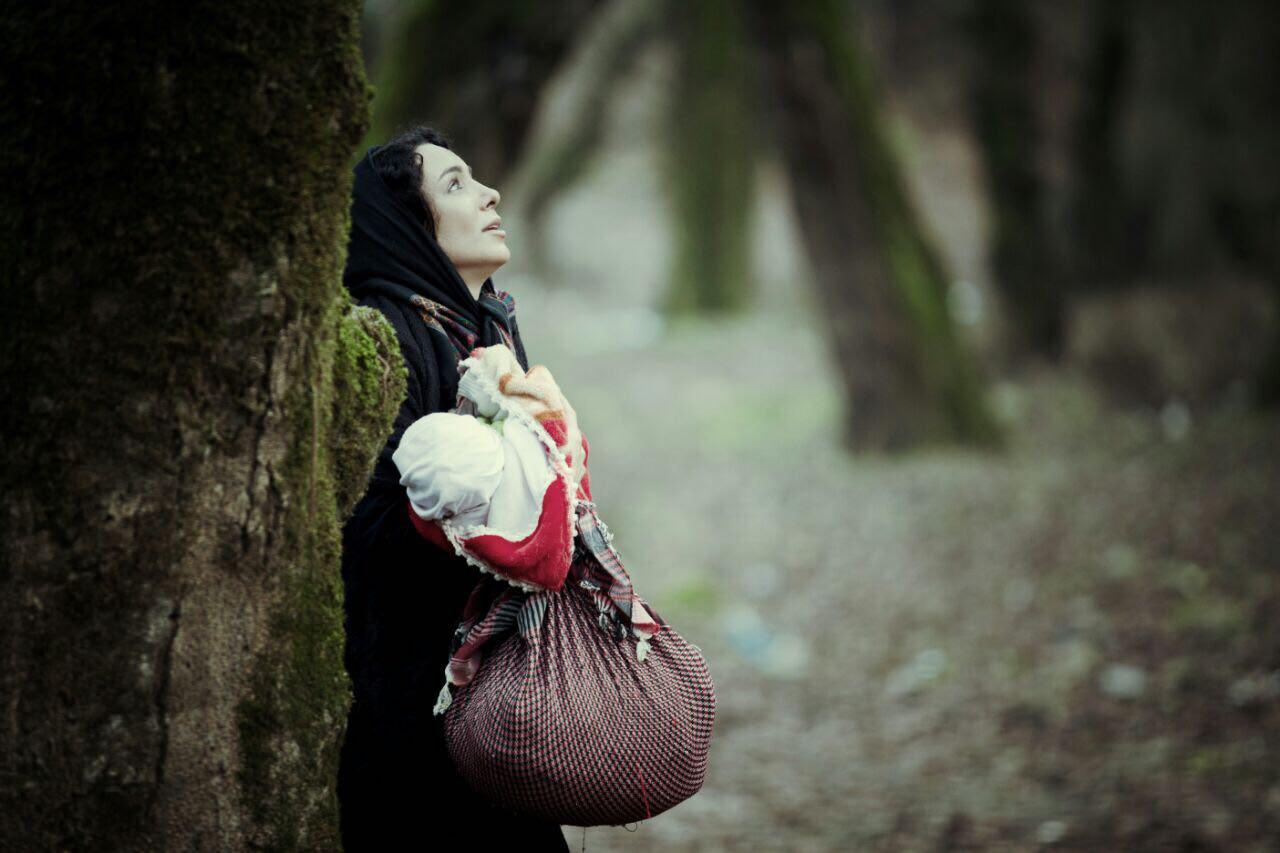 بچه ای با جوراب قرمز