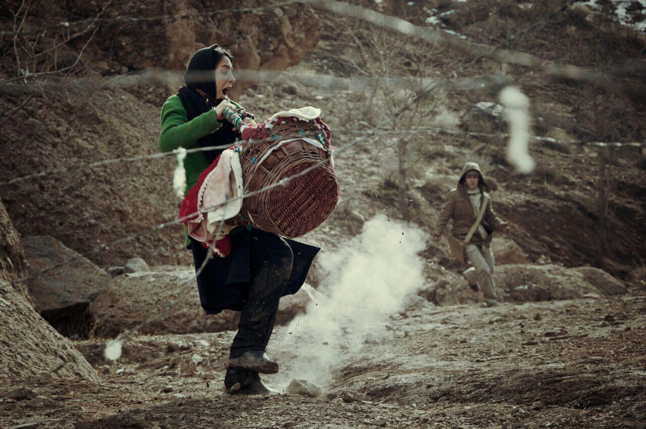 بچه ای با جوراب قرمز