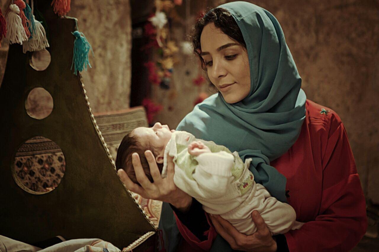 بچه ای با جوراب قرمز